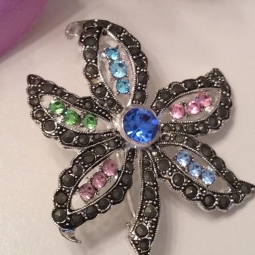Rhinestones Beautiful Flower Brooch.